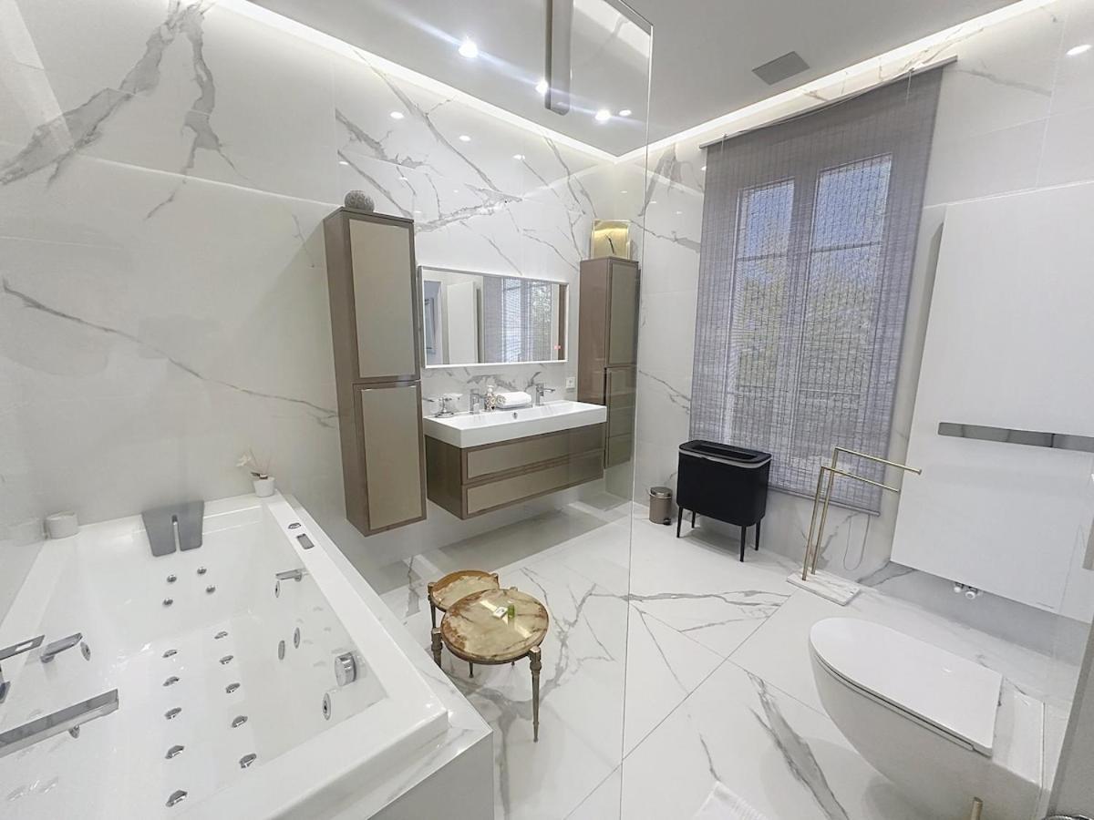 220m2 - Pool Villa, 4 Bedrooms, Hot Tub Villa Cannes